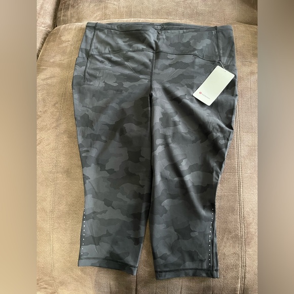 Lululemon NWT Swift Speed HR Crop 21” in Black Camo Size 20 - Picture 2 of 6